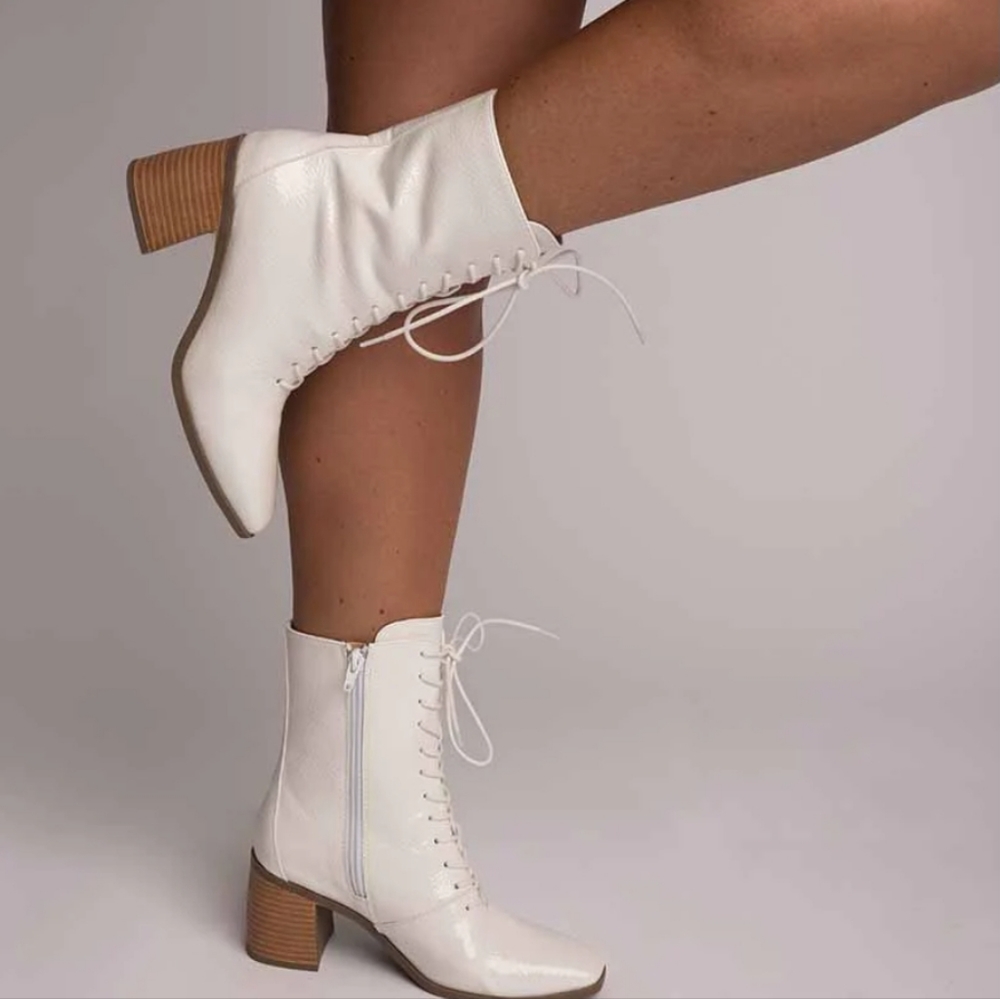 Journee Covva Lace Up Boots in Bone White size 7